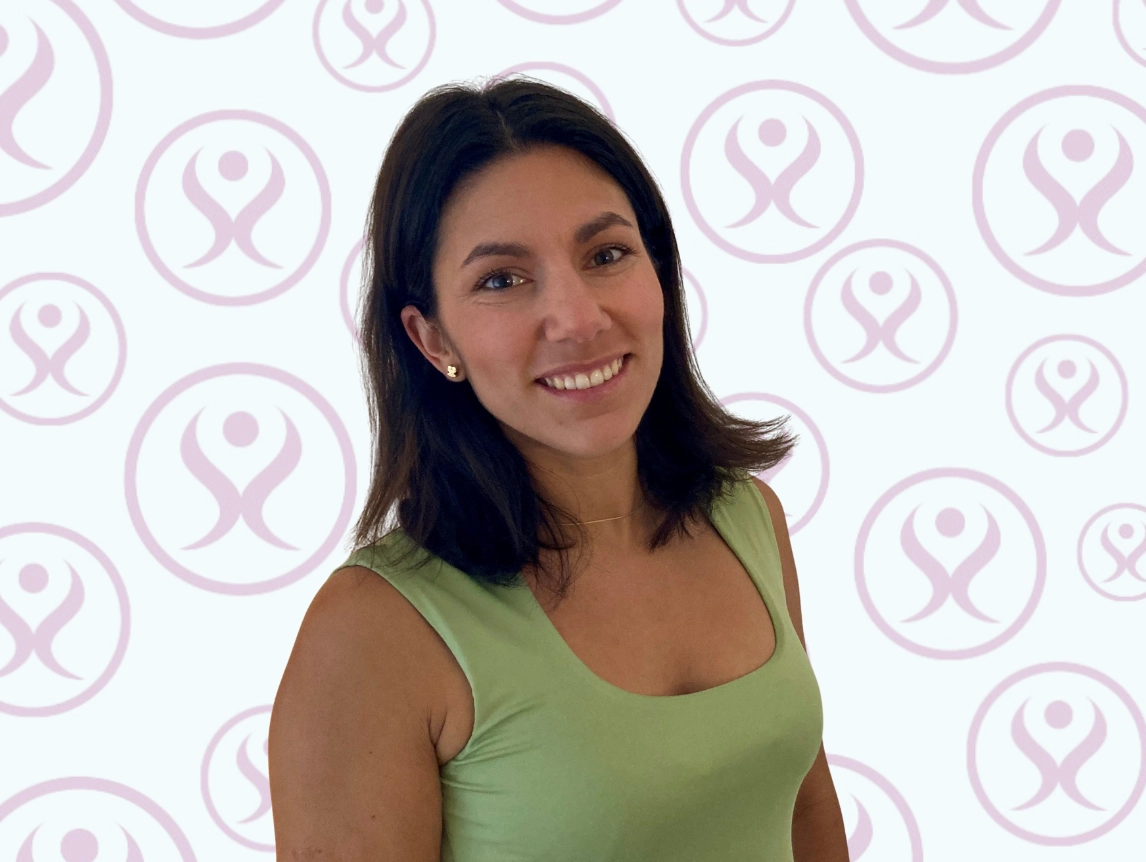 Junge Frau mit braunen Haaren lächelt vor einem Hintergrund mit Wellness-Logos.